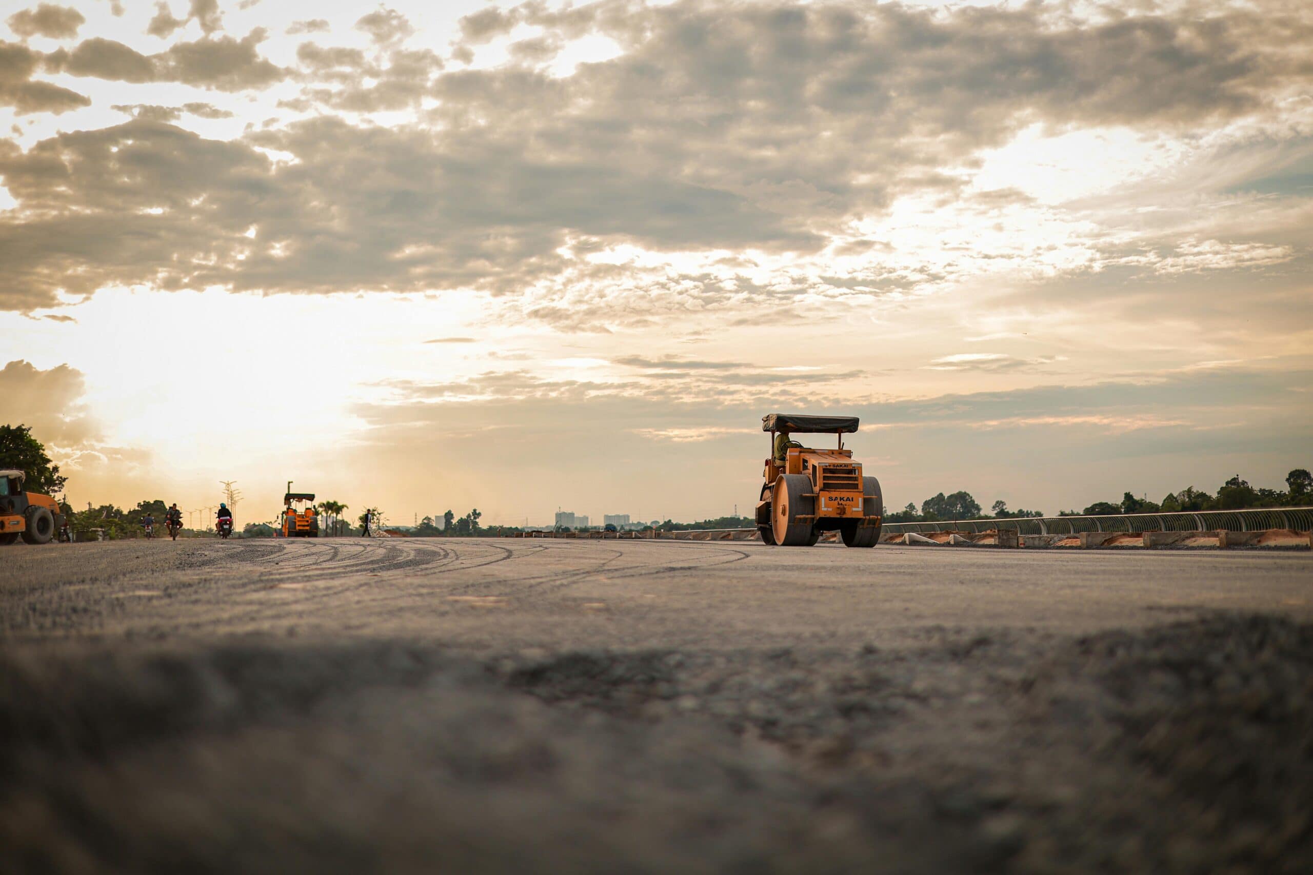 Eine große Straßenbaustelle mit Baustellenfahrzeugen.